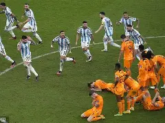 荷兰前锋破门得分，助球队遥遥领先(荷兰队 前锋)