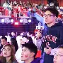足球比赛现场观众激情高涨,场面热闹如何描写 足球比赛现场观众激情高涨,场面热闹如何描写